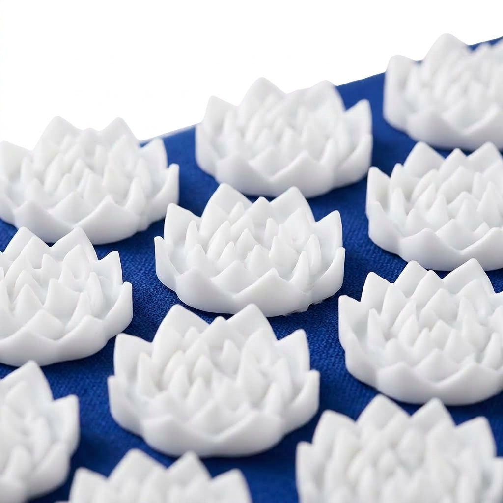 Nahaufnahme der weißen Lotus-Spitzen auf blauem Stoff